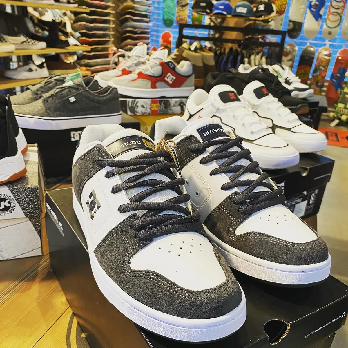 Chaussures en vente chez Mega Fun House